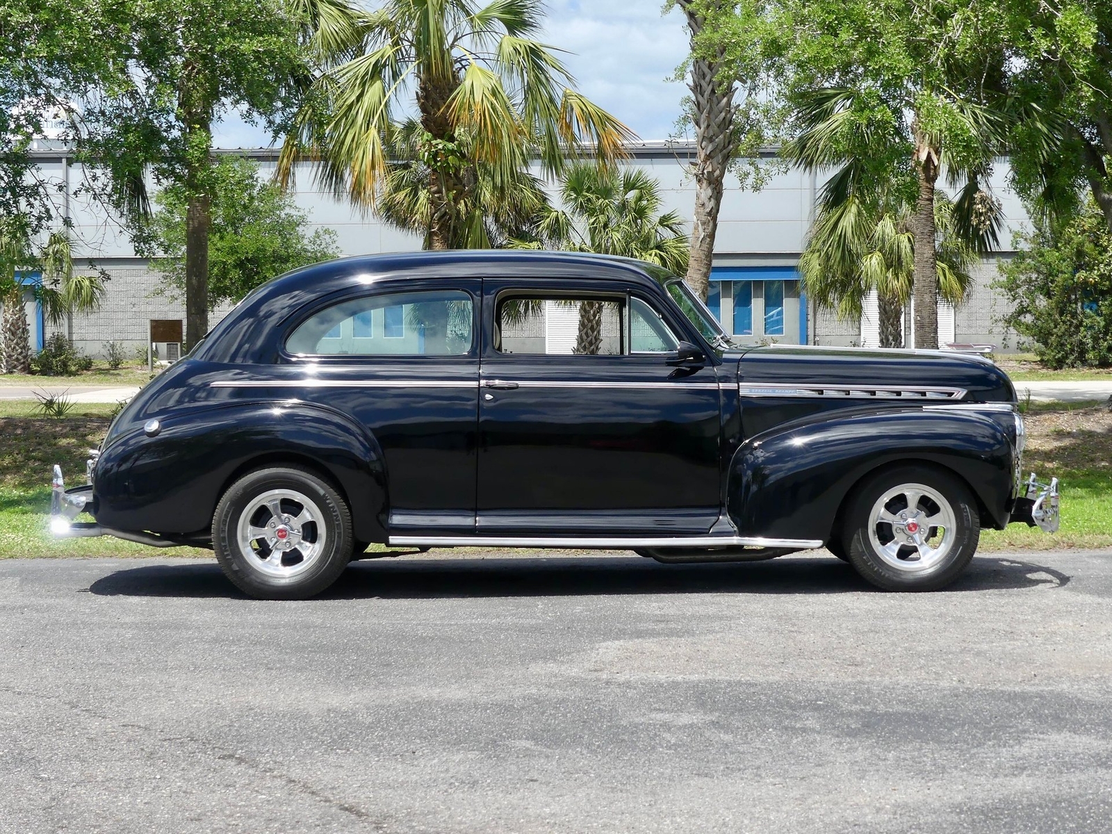 Chevrolet-Deluxe-Coupe-1941-Sedan-2