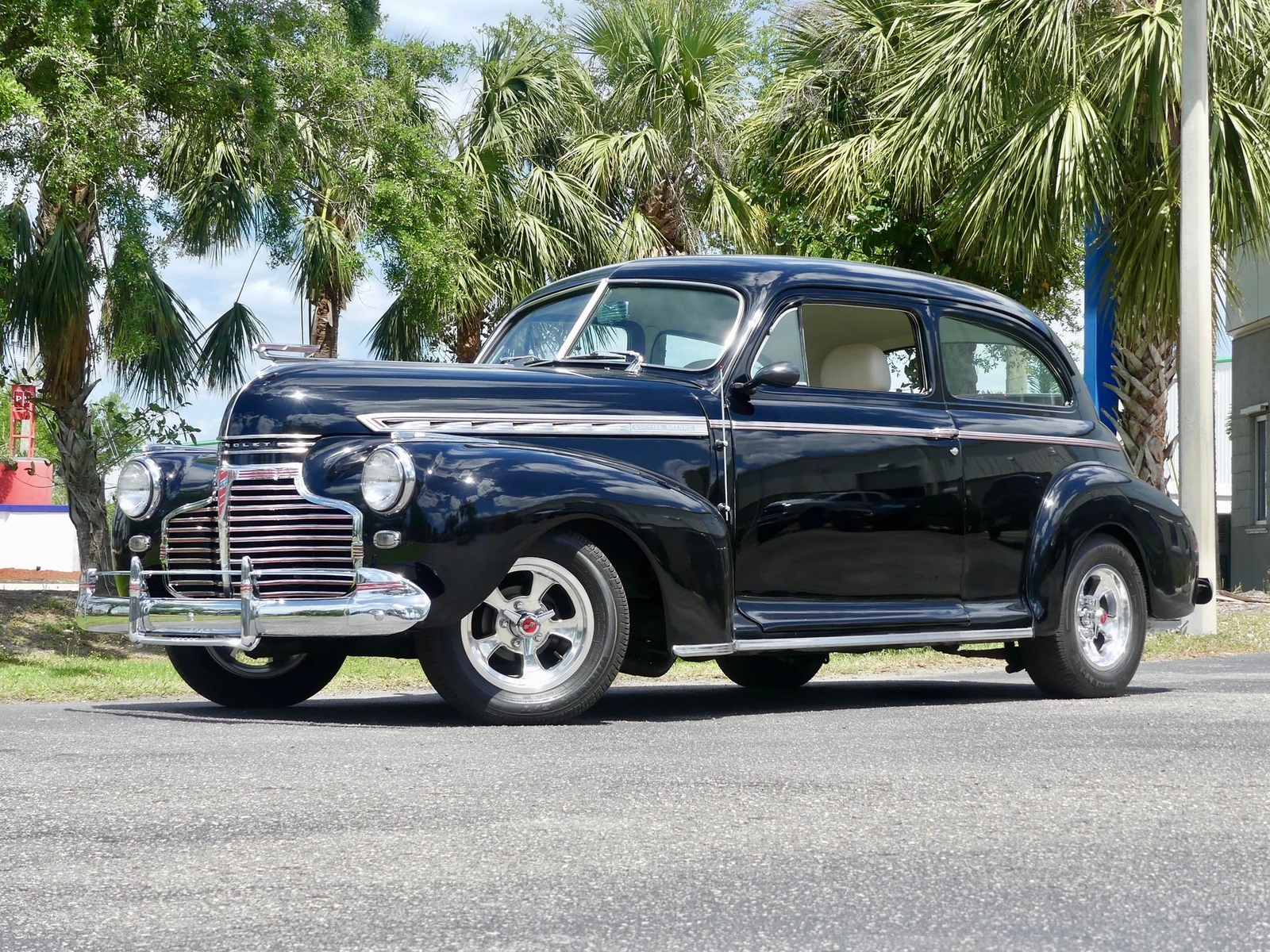 Chevrolet-Deluxe-Coupe-1941-Sedan-8