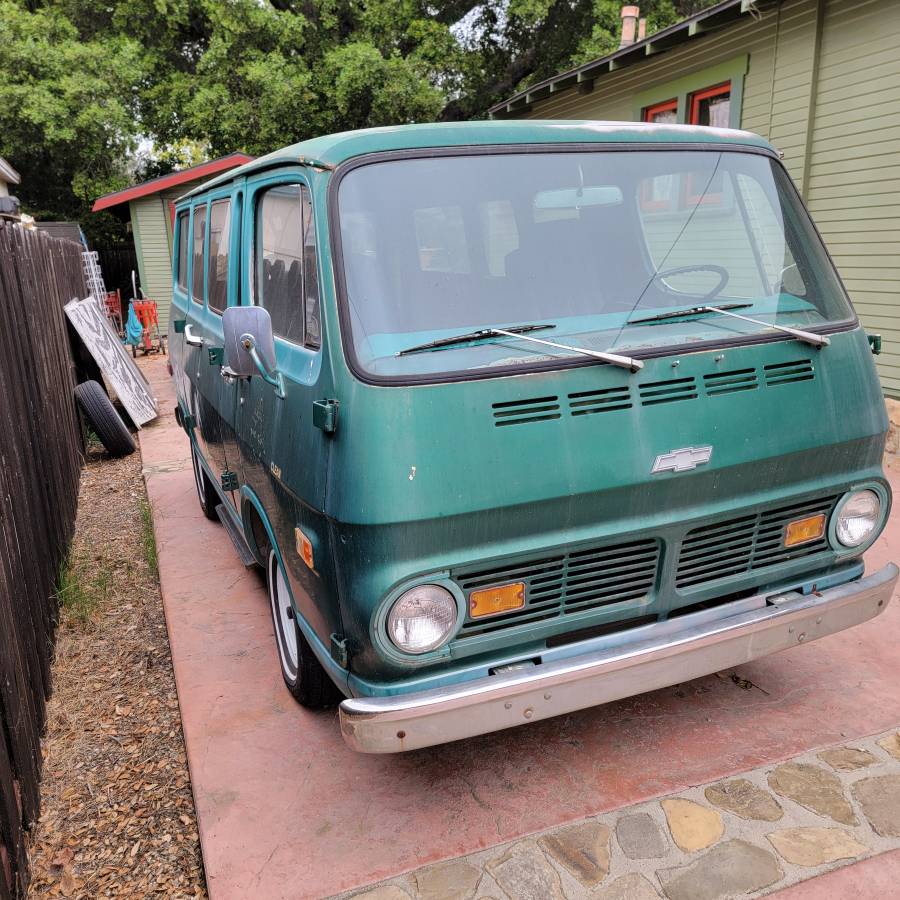 Chevrolet-G10-sportvan-90-1969-green-1