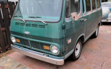 Chevrolet-G10-sportvan-90-1969-green