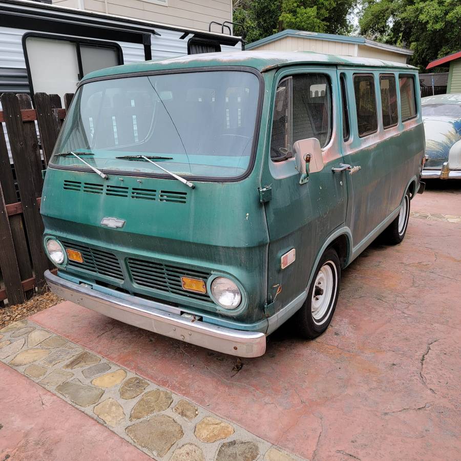 Chevrolet-G10-sportvan-90-1969-green