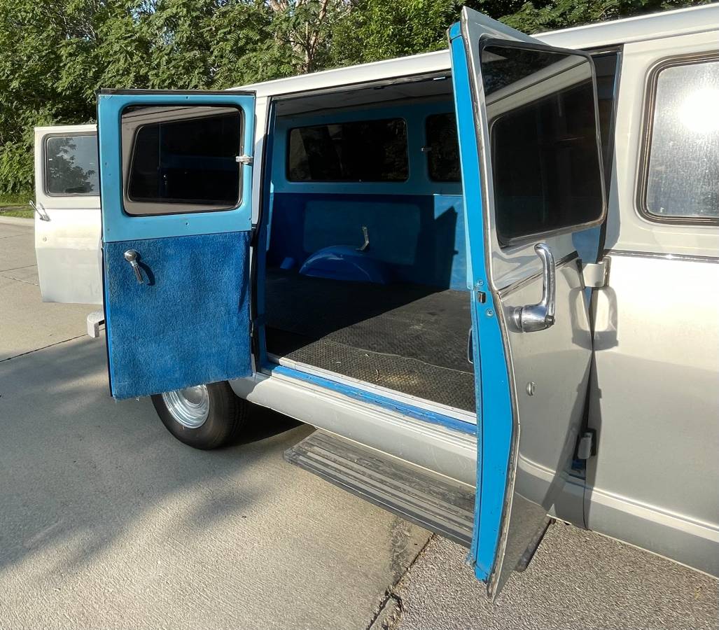 Chevrolet-G10-van-1969-silver-11