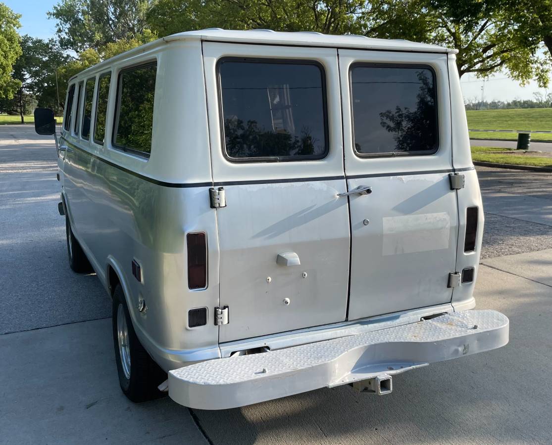 Chevrolet-G10-van-1969-silver-12