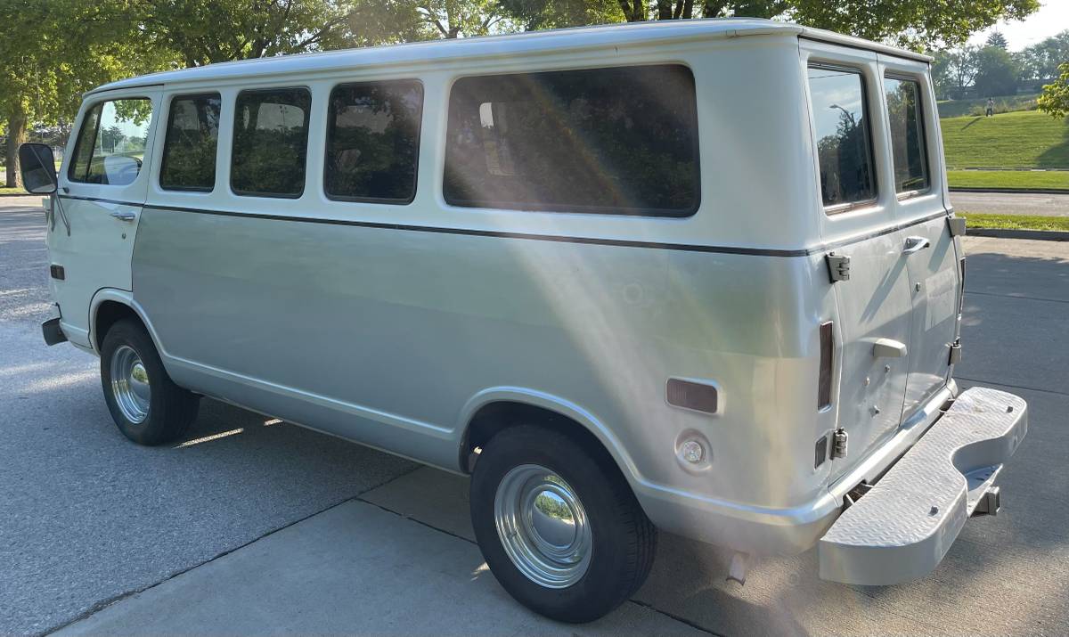 Chevrolet-G10-van-1969-silver-13