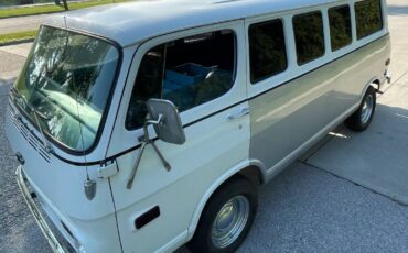 Chevrolet-G10-van-1969-silver-2