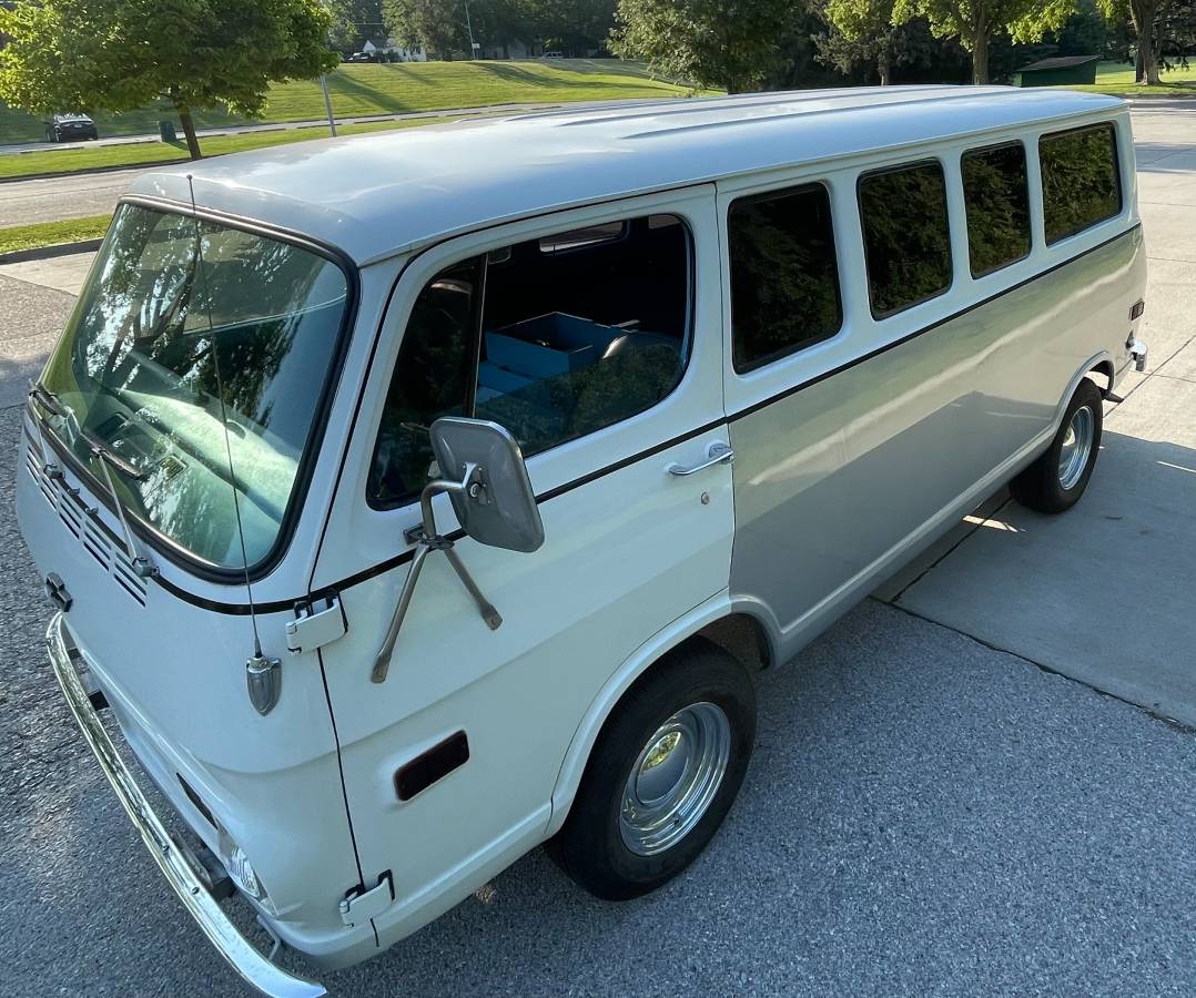 Chevrolet-G10-van-1969-silver-2