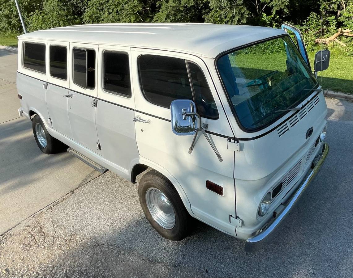 Chevrolet-G10-van-1969-silver-3