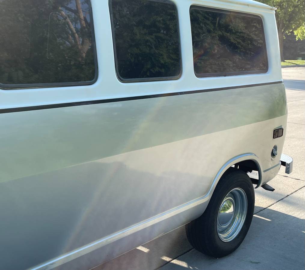 Chevrolet-G10-van-1969-silver-4