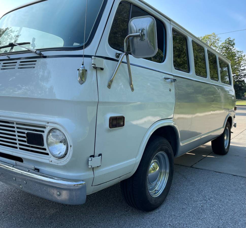 Chevrolet-G10-van-1969-silver-6