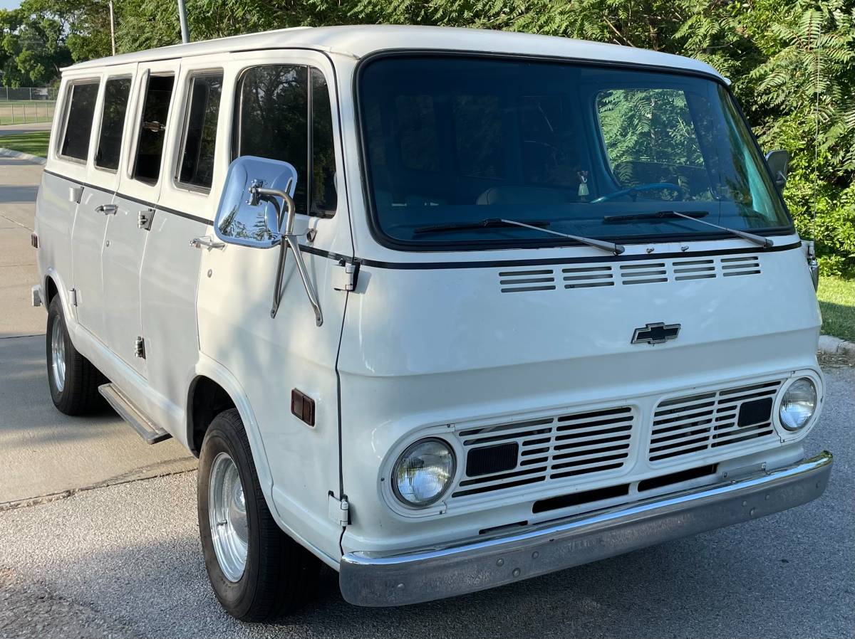 Chevrolet-G10-van-1969-silver-7