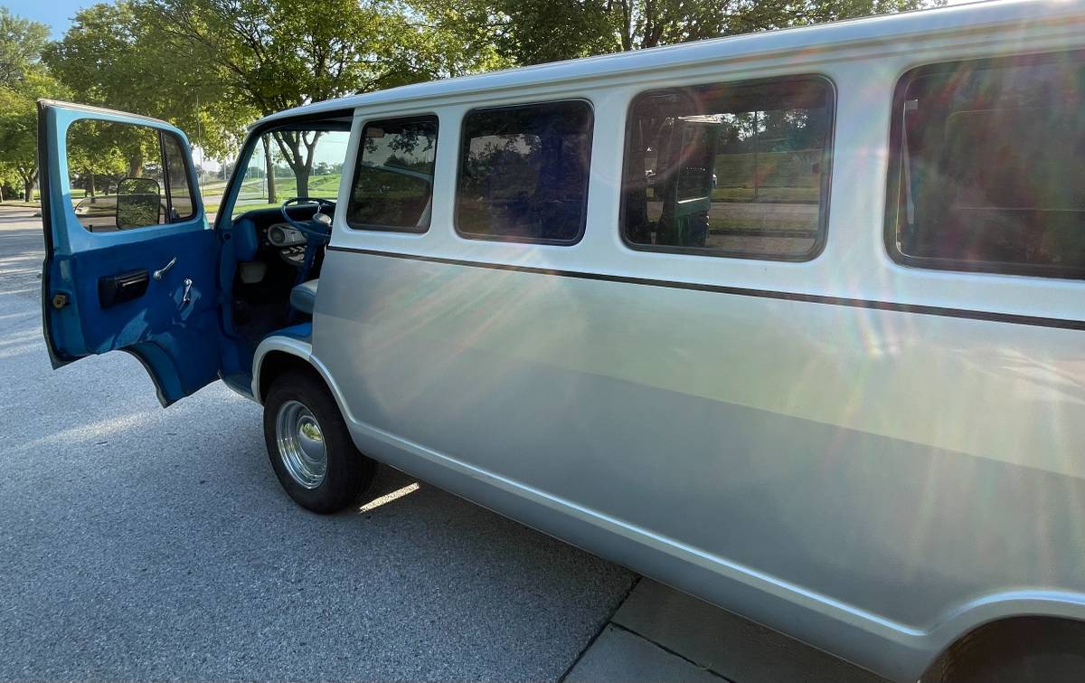 Chevrolet-G10-van-1969-silver-8