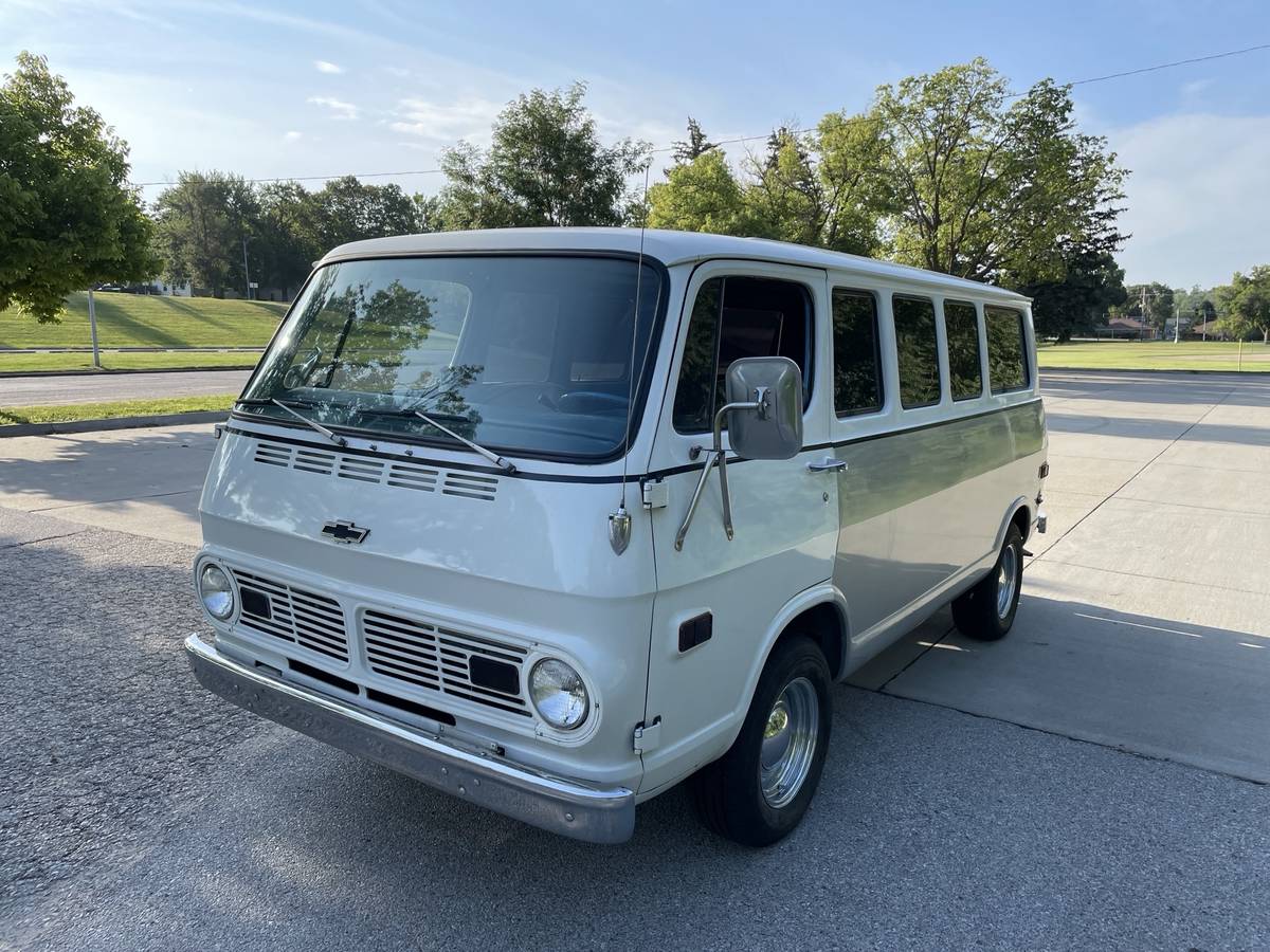 Chevrolet-G10-van-1969-silver