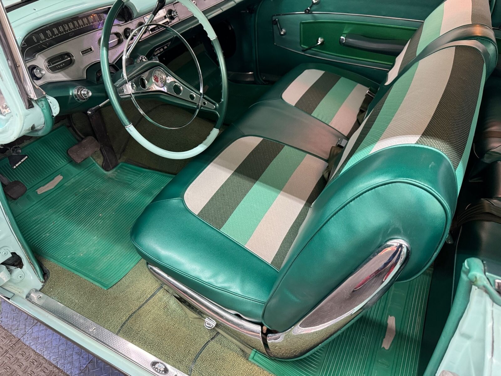 Chevrolet-Impala-1958-2-Door-17
