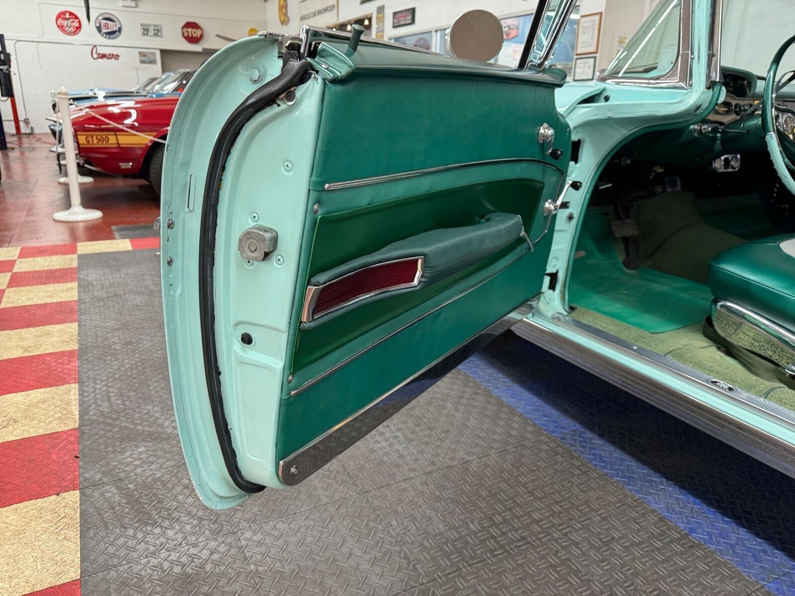 Chevrolet-Impala-1958-2-Door-37