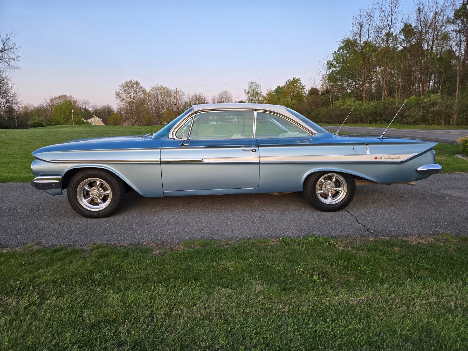 Chevrolet-Impala-1961-Coupe-1