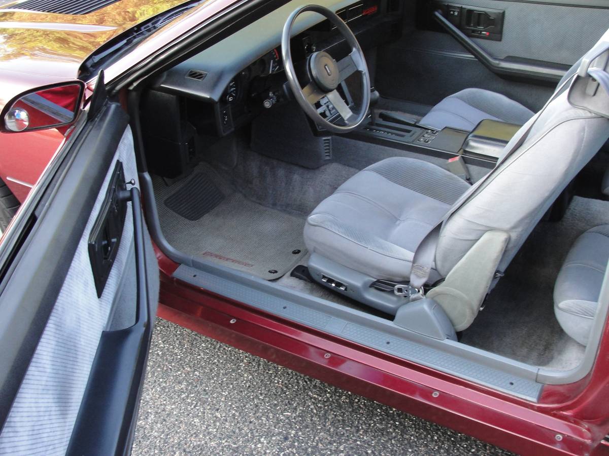 Chevrolet-Iroc-z-28-1986-5