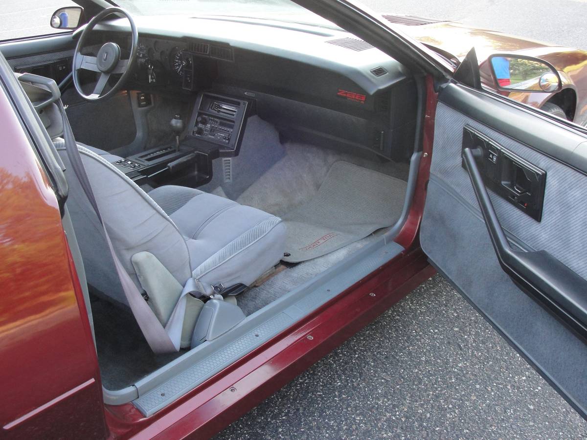 Chevrolet-Iroc-z-28-1986-6