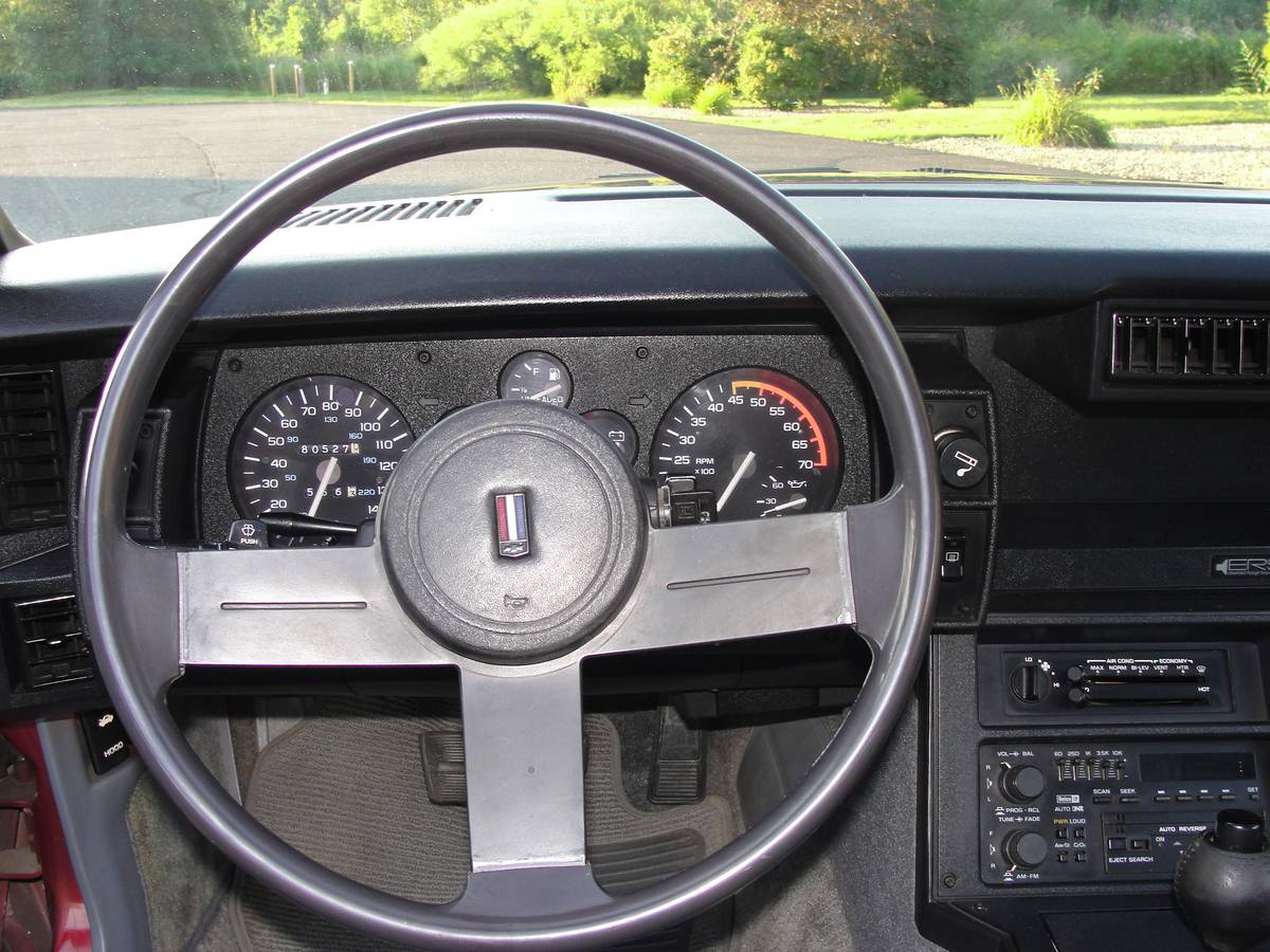 Chevrolet-Iroc-z-28-1986-8
