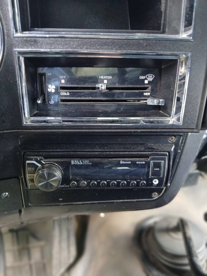 Chevrolet-K10-1981-grey-3