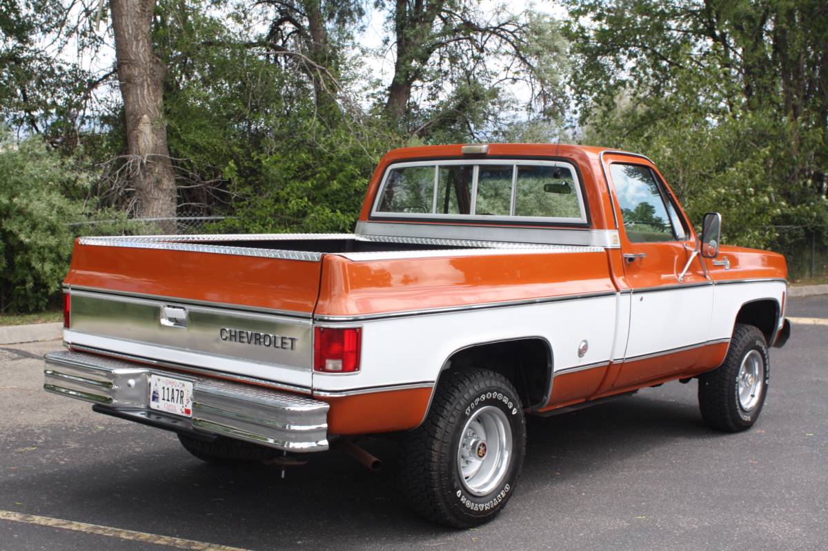 Chevrolet-K10-silverado-1975-orange-11