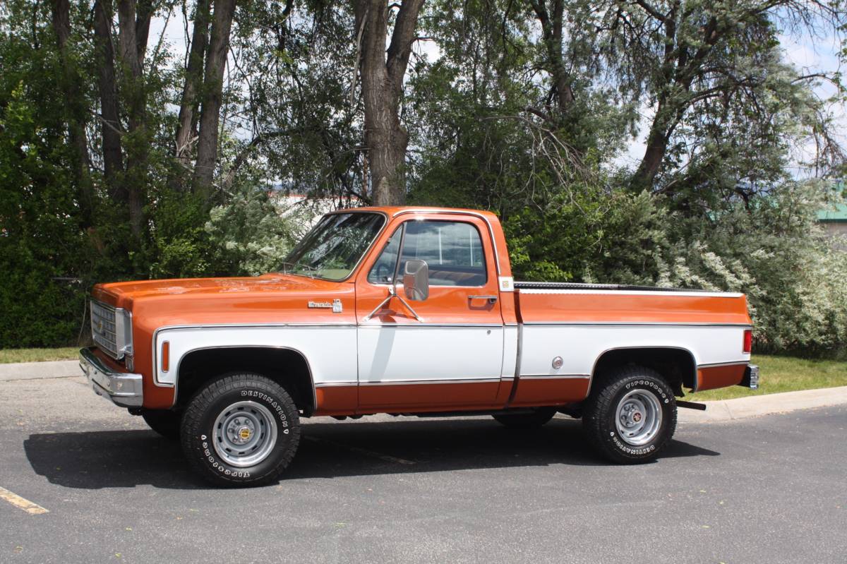 Chevrolet-K10-silverado-1975-orange-12