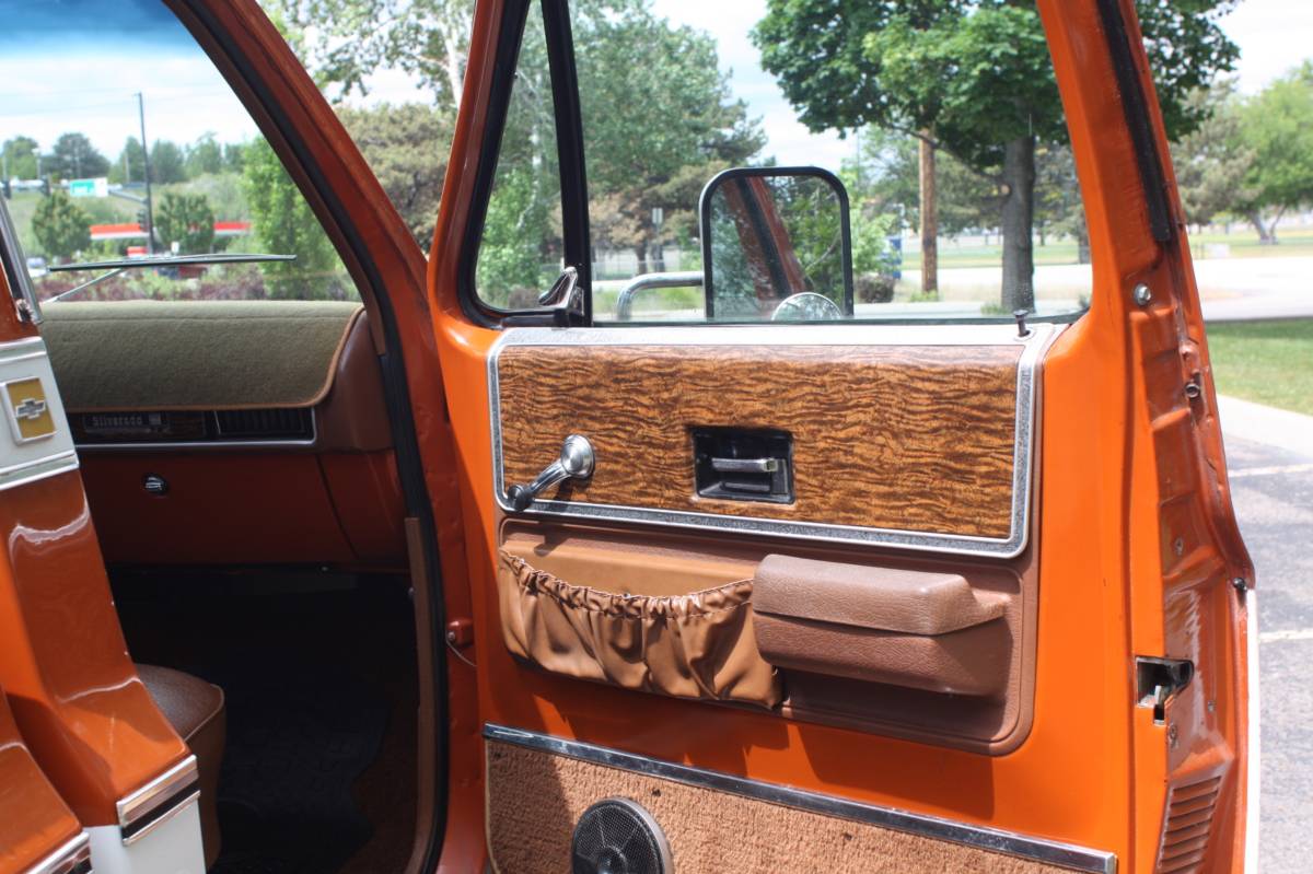 Chevrolet-K10-silverado-1975-orange-17