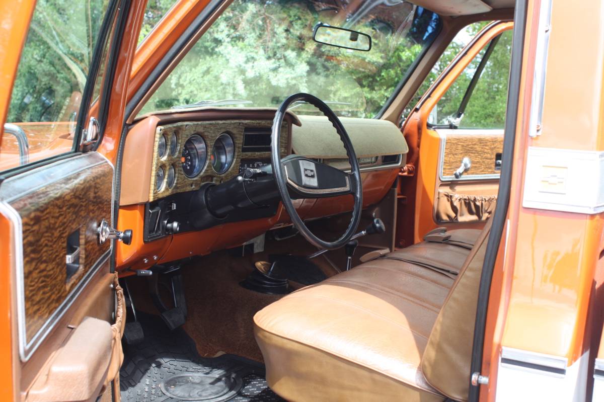 Chevrolet-K10-silverado-1975-orange-18