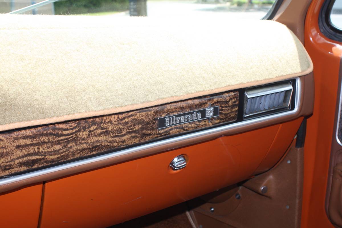 Chevrolet-K10-silverado-1975-orange-3