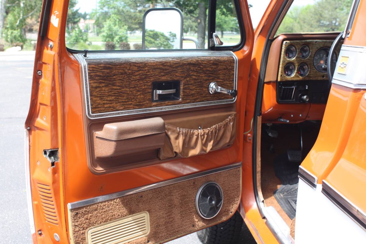 Chevrolet-K10-silverado-1975-orange-5