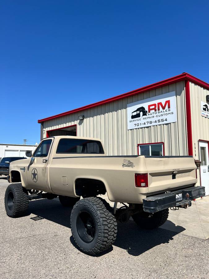 Chevrolet-K20-1984-custom-10