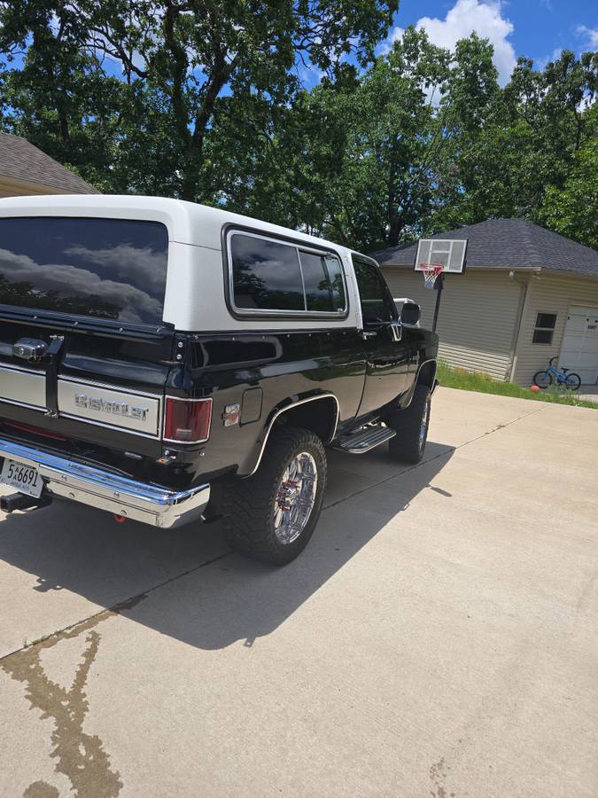 Chevrolet-K5-blazer-1984-black-2
