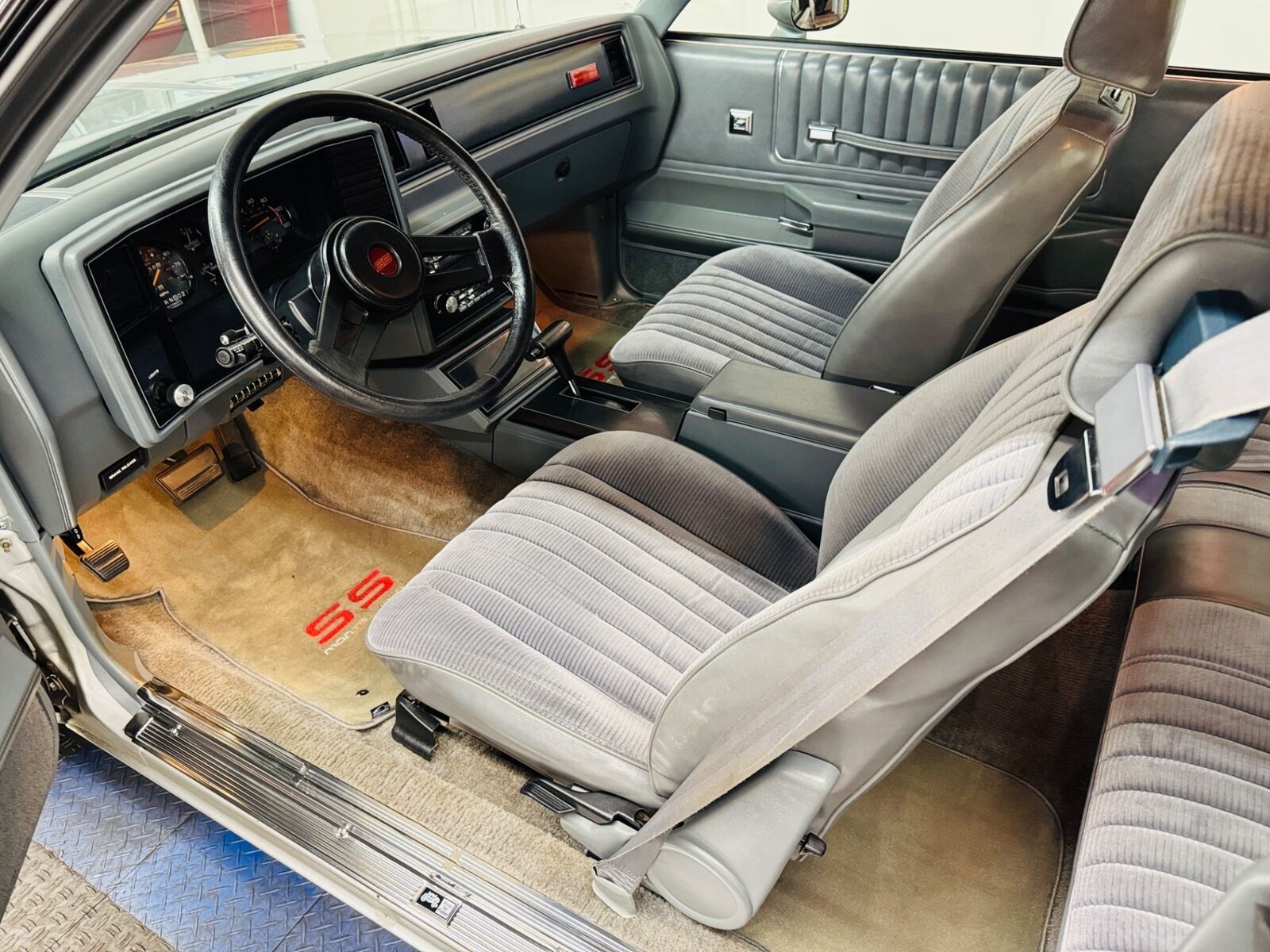 Chevrolet-Monte-Carlo-1985-Coupe-14