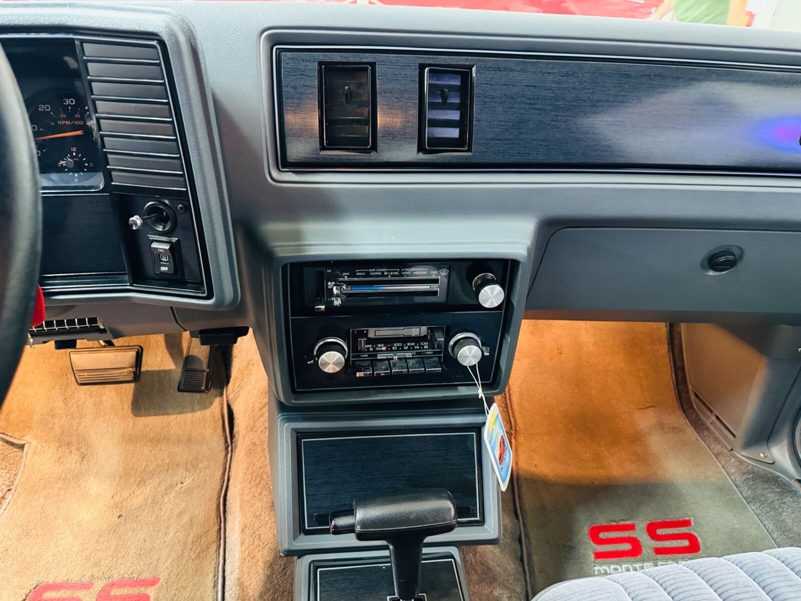 Chevrolet-Monte-Carlo-1985-Coupe-37