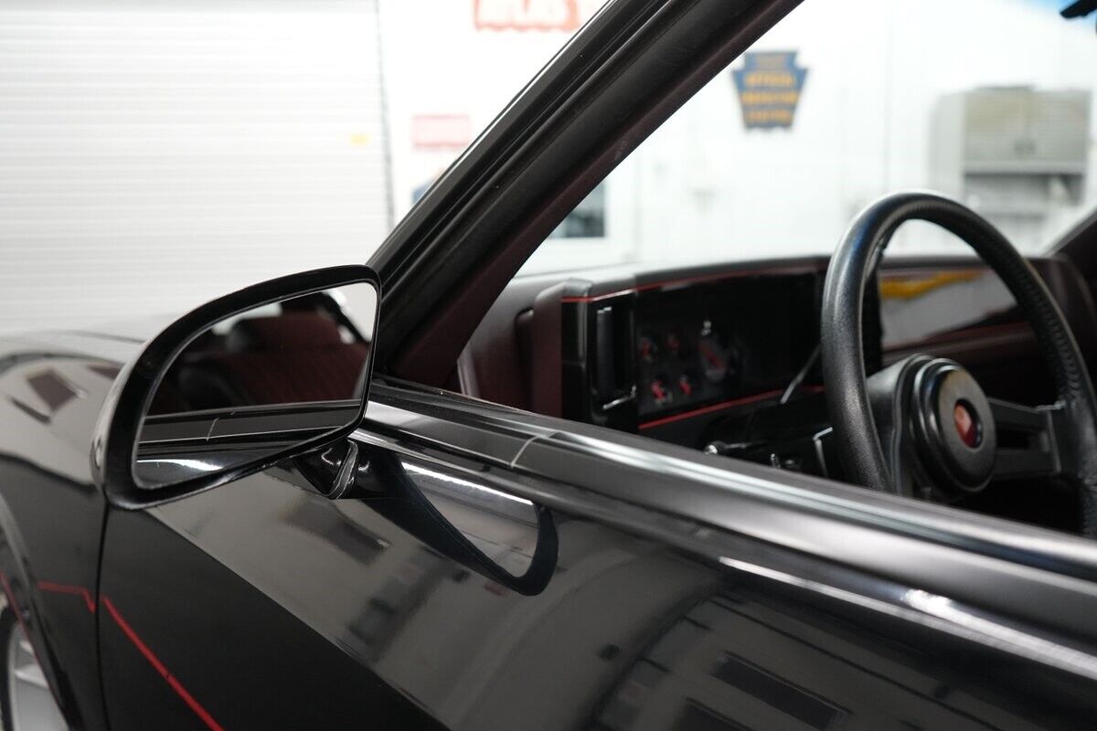 Chevrolet-Monte-Carlo-1988-Coupe-31