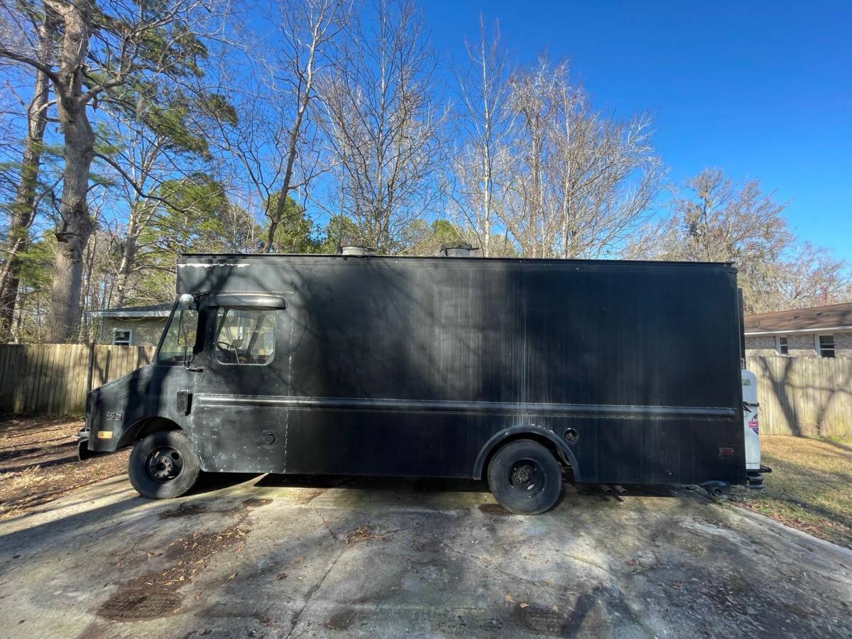 Chevrolet-P30-step-van-1987-black-22