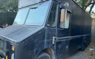 Chevrolet-P30-step-van-1987-black-5