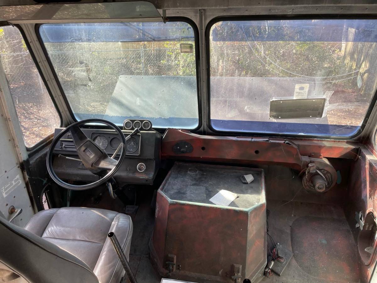 Chevrolet-P30-step-van-1987-black-7