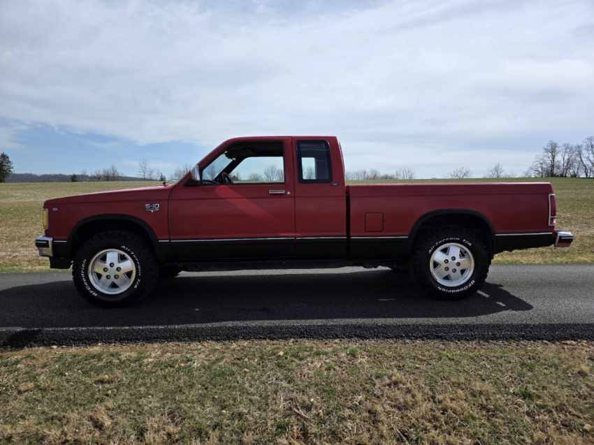 Chevrolet-S-10-pickup-12-ton-1983-red-1