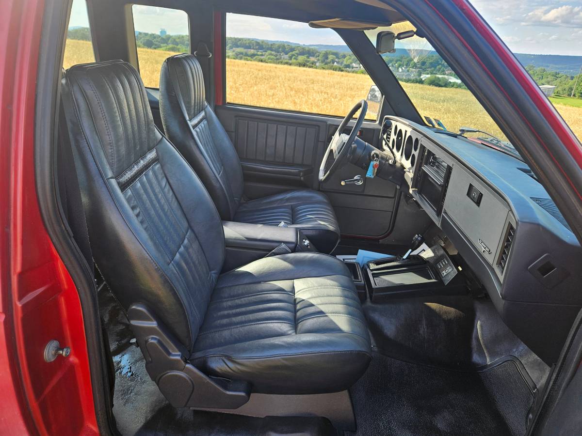 Chevrolet-S-10-pickup-12-ton-1983-red-10