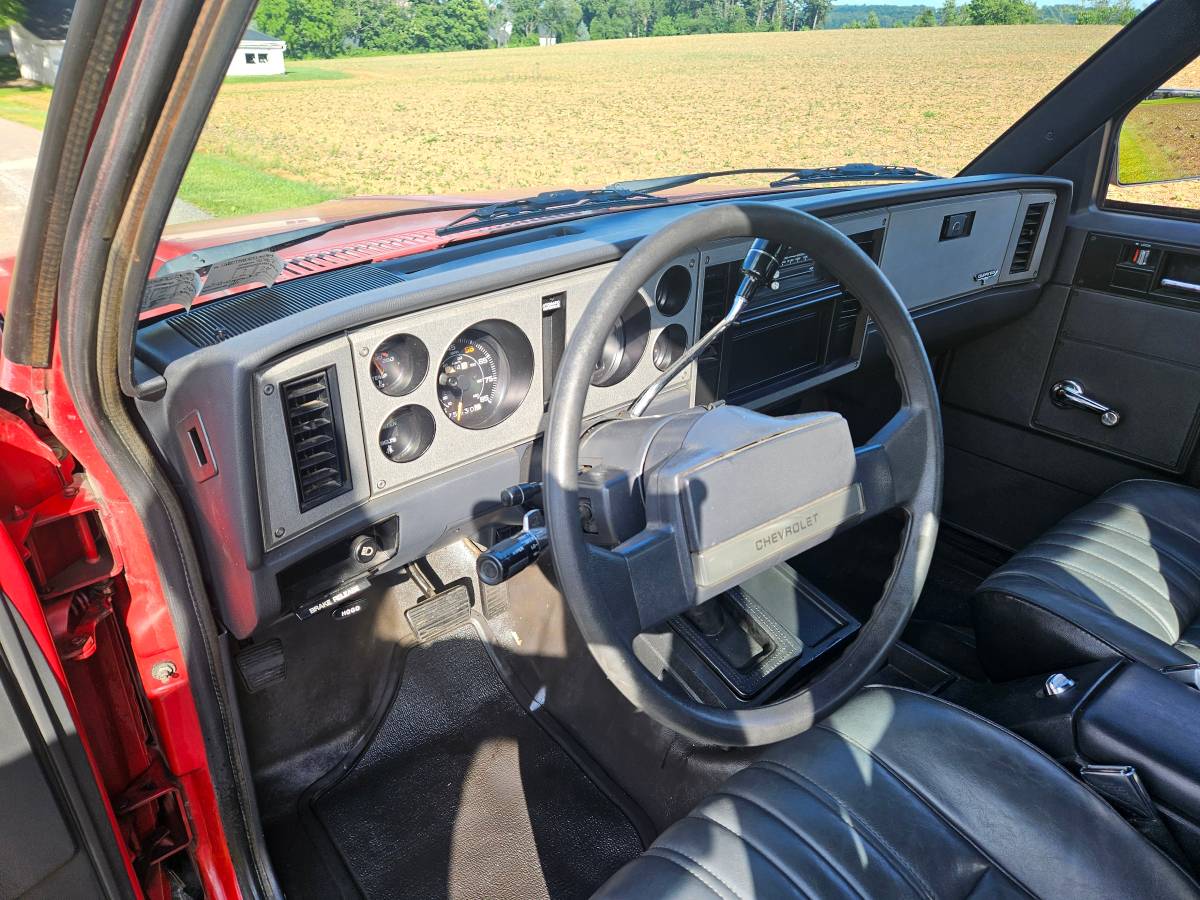 Chevrolet-S-10-pickup-12-ton-1983-red-8