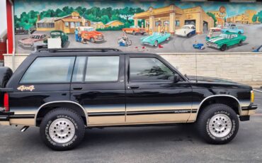 Chevrolet-S10-blazer-4x4-1993-black-1