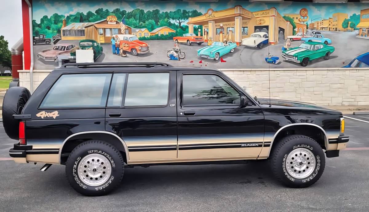 Chevrolet-S10-blazer-4x4-1993-black-1