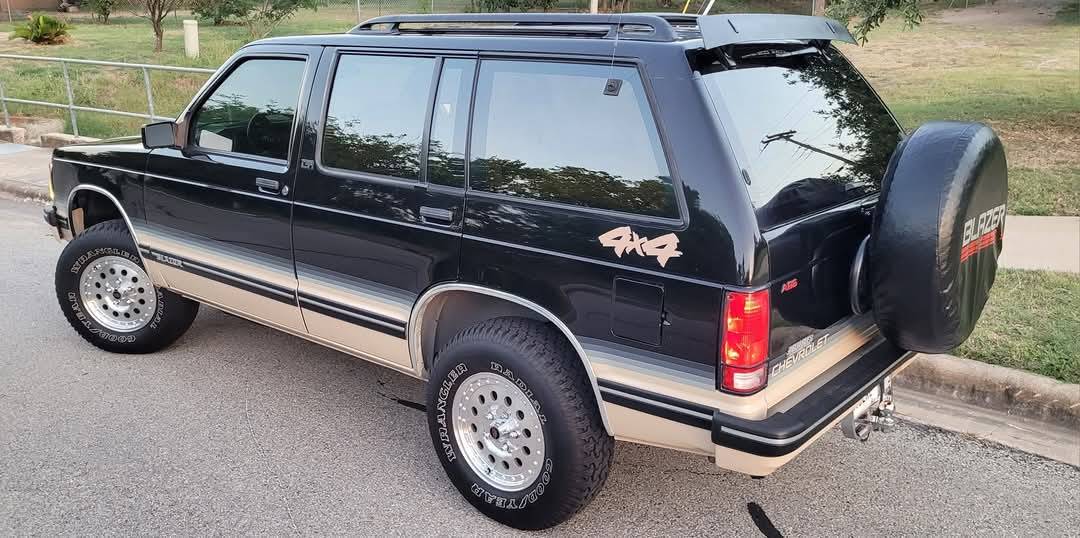 Chevrolet-S10-blazer-4x4-1993-black-2
