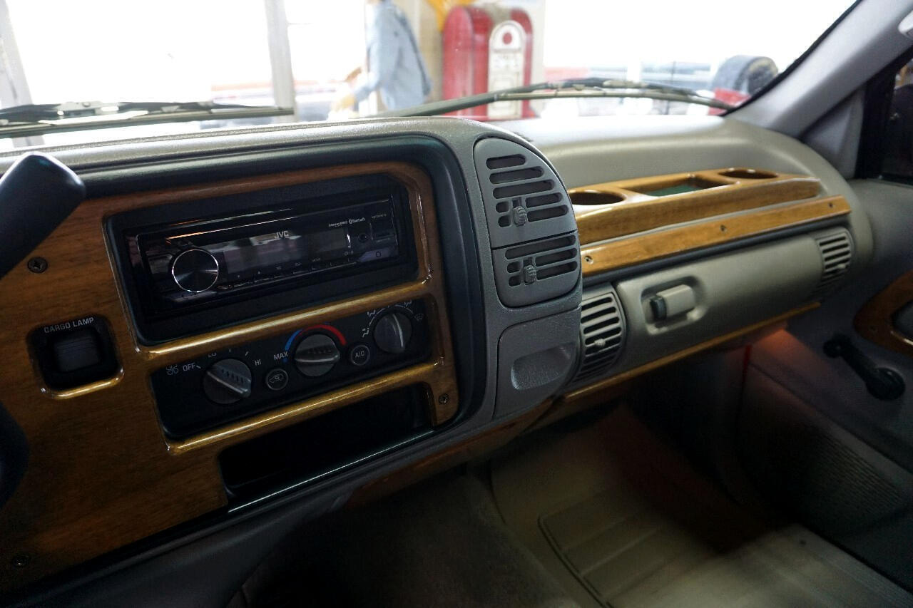 Chevrolet-Silverado-1500-1995-Classic-Car-26