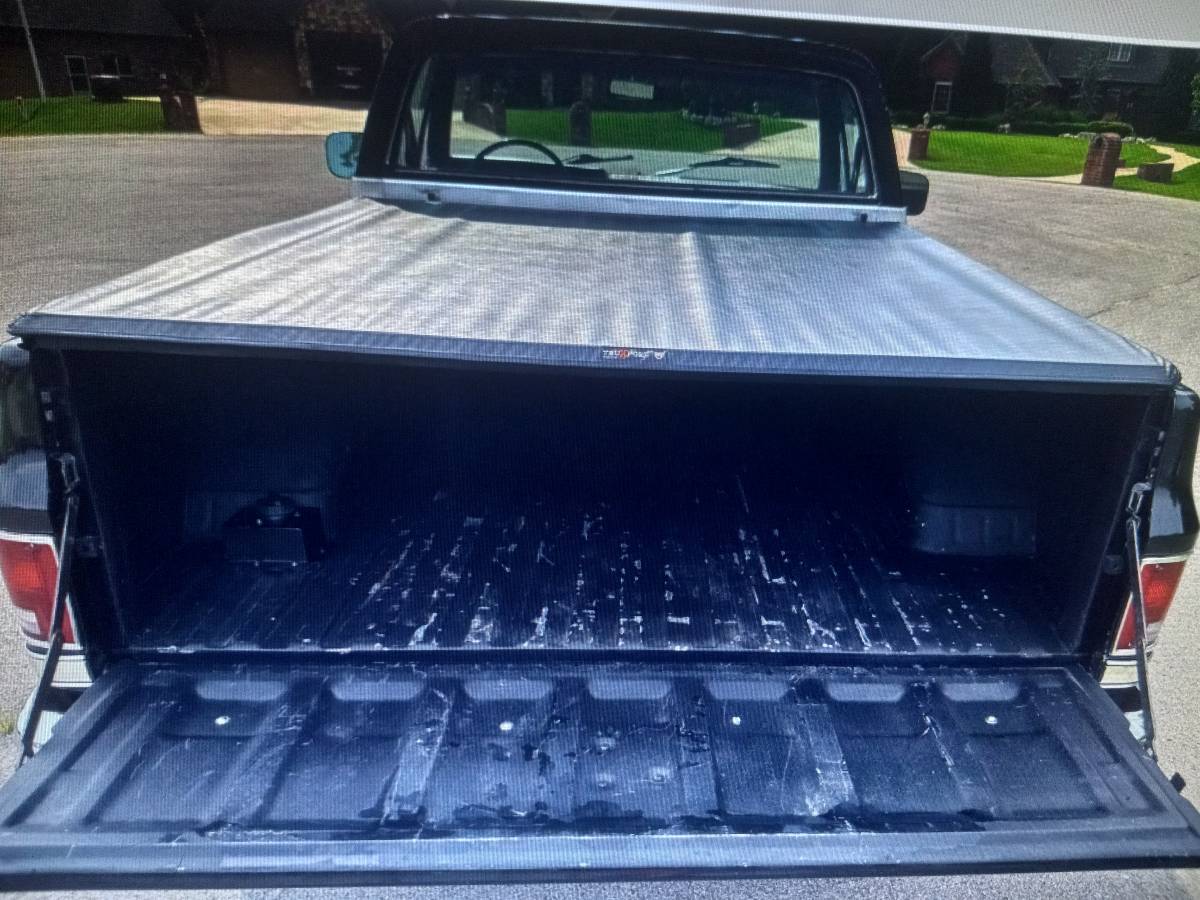 Chevrolet-Silverado-1982-black-5