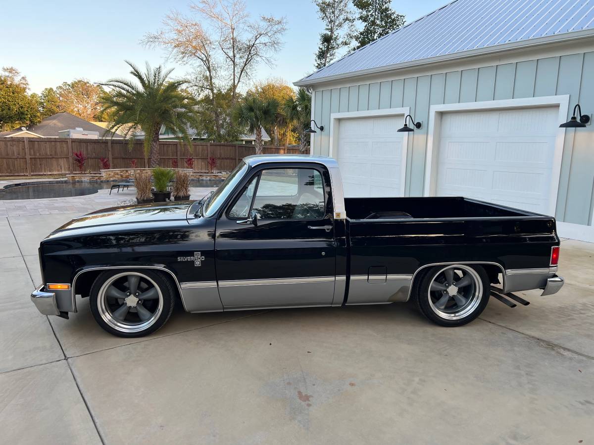 Chevrolet-Silverado-1984-black-2