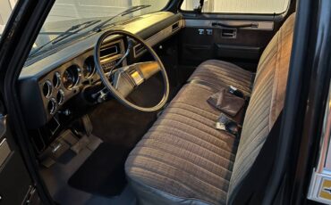 Chevrolet-Silverado-1984-black-21