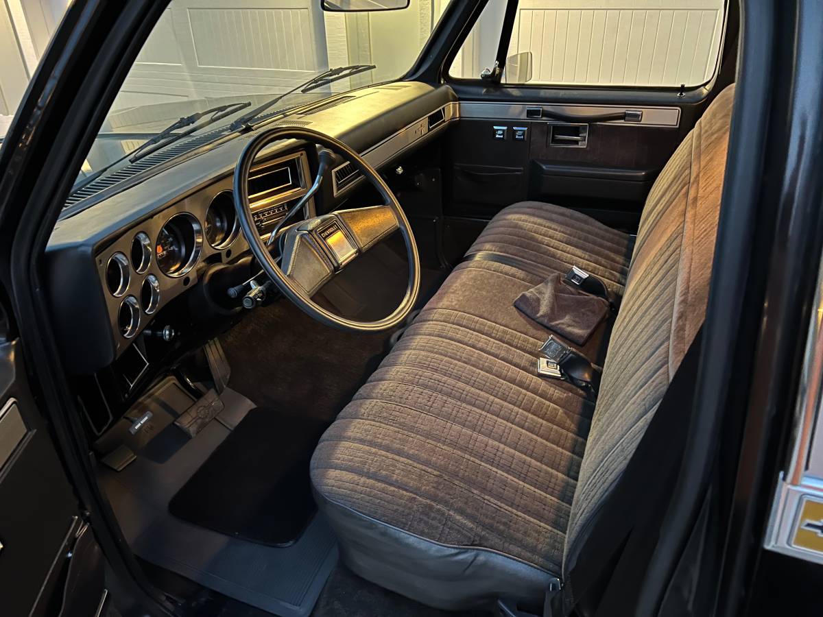 Chevrolet-Silverado-1984-black-21