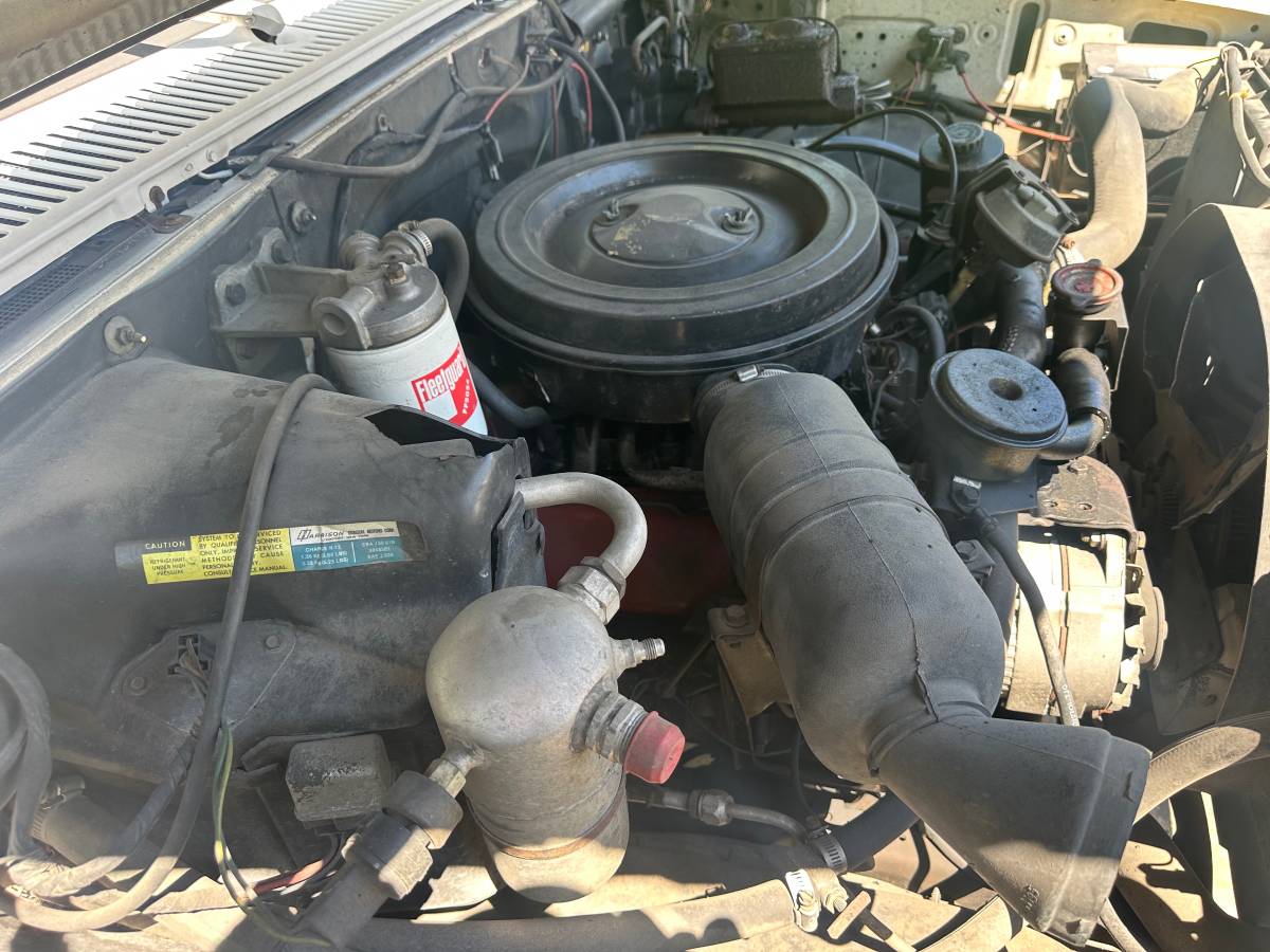 Chevrolet-Silverado-2500hd-diesel-1982-5