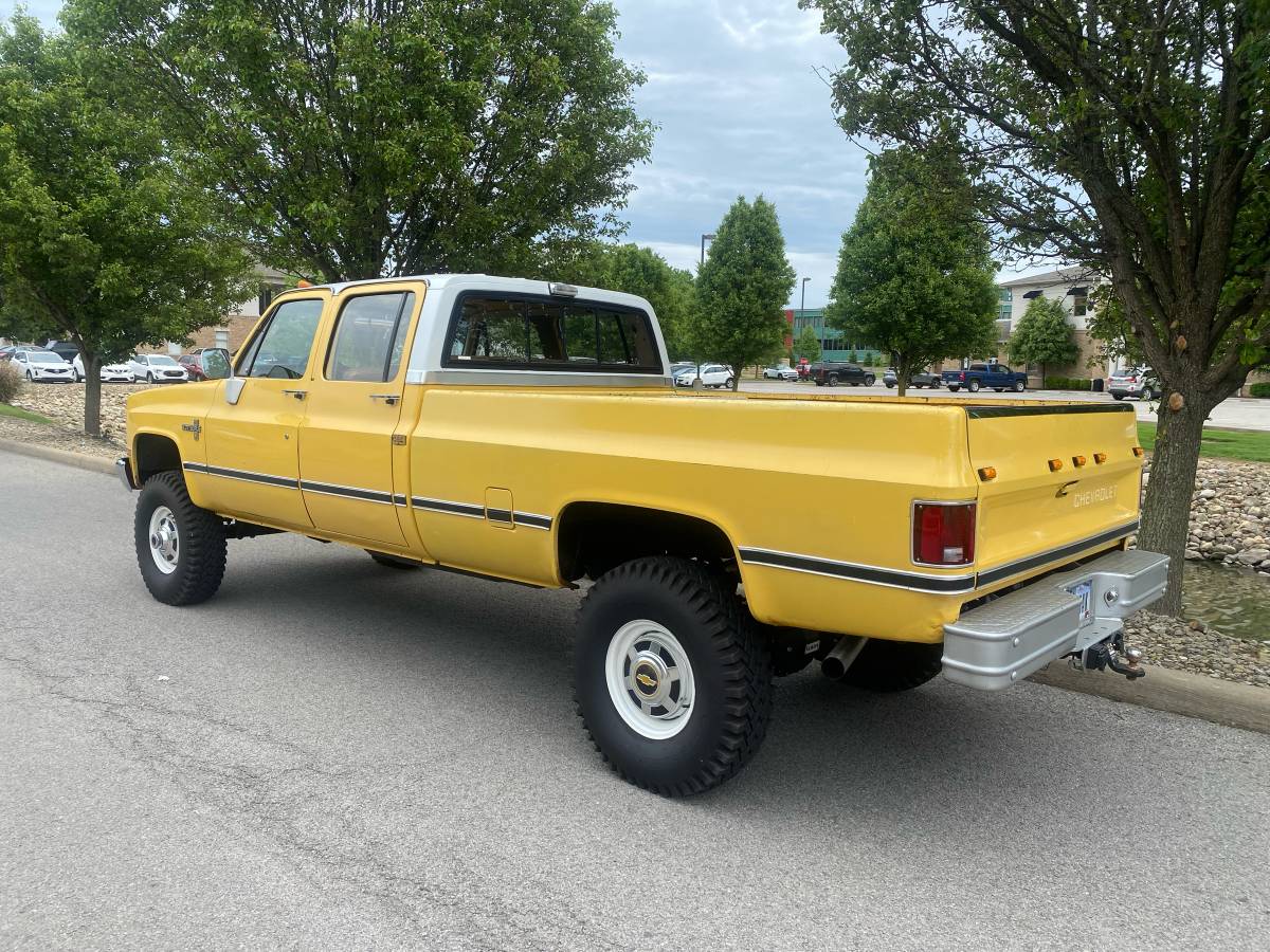 Chevrolet-Silverado-3500-hd-crew-cab-1984-yellow-1